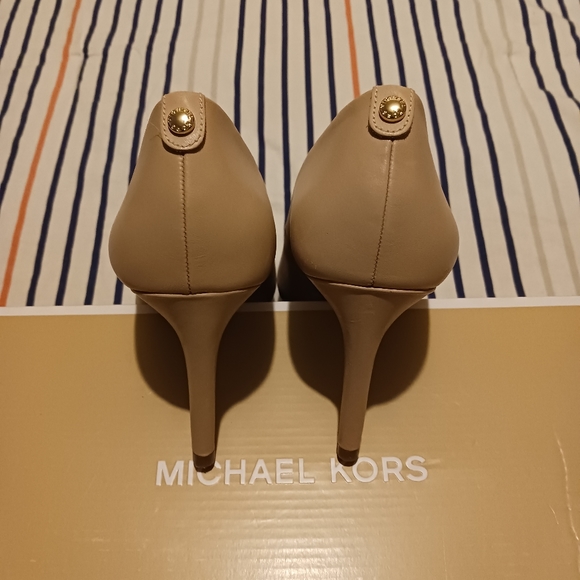 Michael Kors Dorothy Flex Pump Heel - Picture 6 of 11